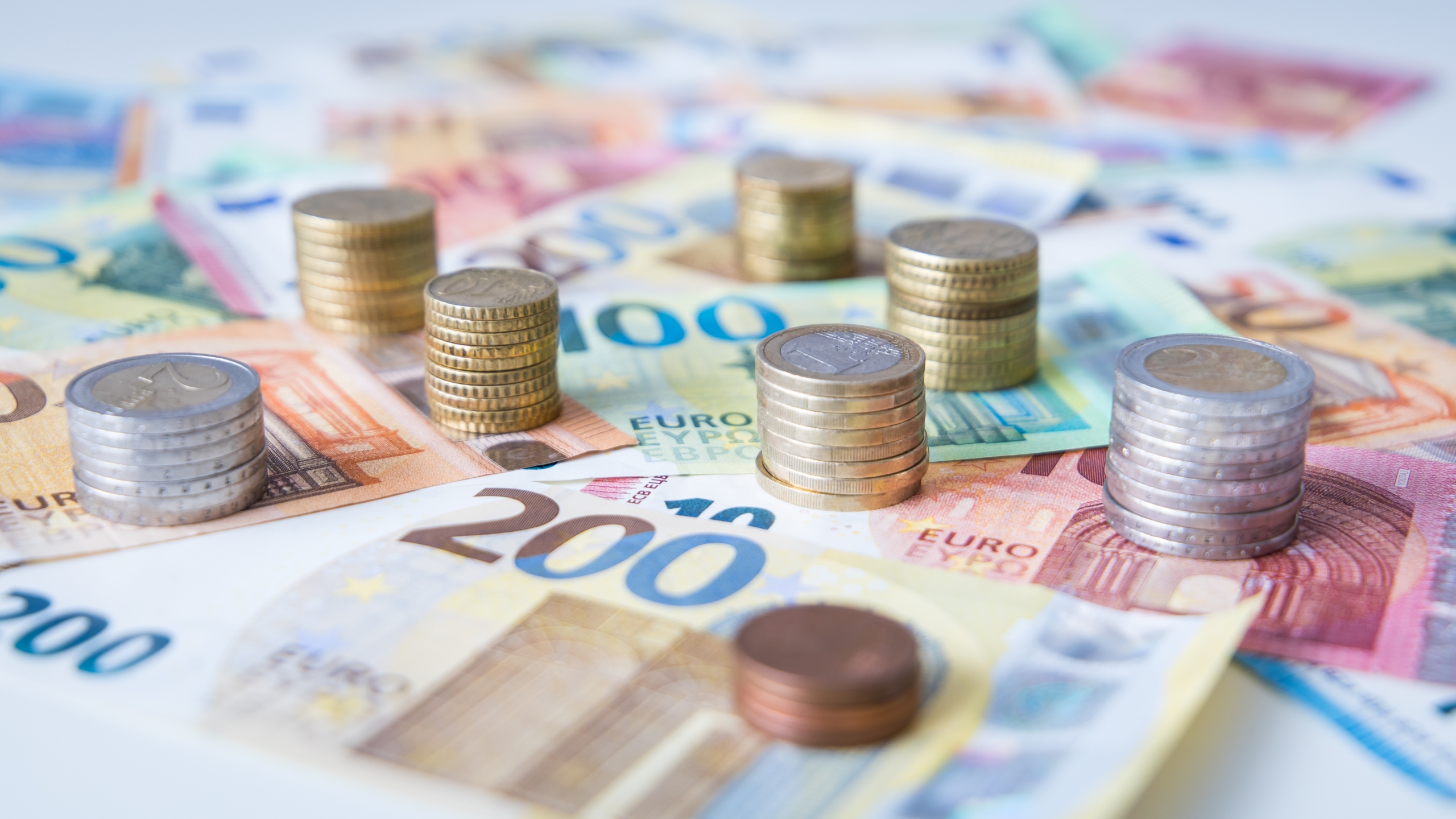 Münzen und Geldscheine, Euro, Finanzen, Haushalt