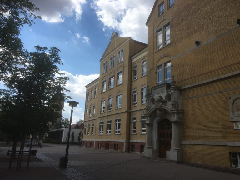 Wohnungen in Sporthallen, Schulen, ehemaligen Rathäusern der Stadt Leipzig